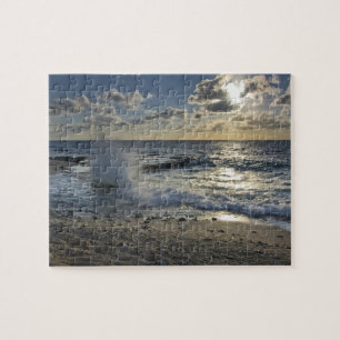 Karibiska havet, Caymanöarna. Vågor som bryts Pussel
