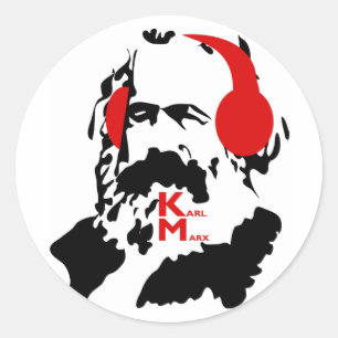 KARL MARX MED HÖRLURAR RUNT KLISTERMÄRKE