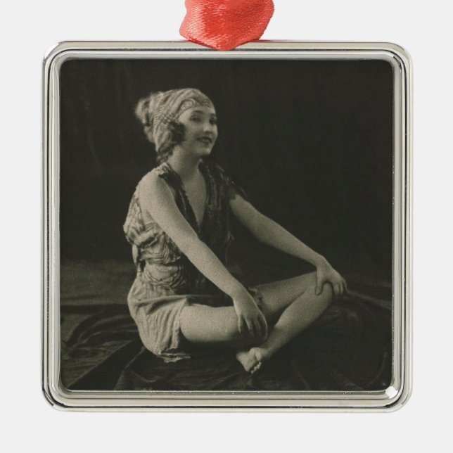 Kärlek a Poor Maid Girl Sitta Kor Ben Julgransprydnad Metall (Framsidan)