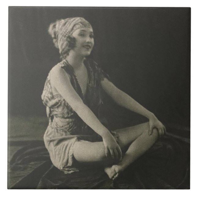 Kärlek a Poor Maid Girl Sitta Kor Ben Kakelplatta (Framsidan)