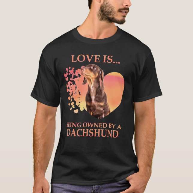 Kärlek ägs av en Dachshund T Shirt (Framsida)