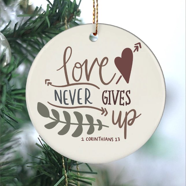 Kärlek aldrig Ge upp bibeln 1 korintianer 23 Julgransprydnad Keramik (love never gives up bible verse 1 corinthians scripture brown green script typography cute christian)
