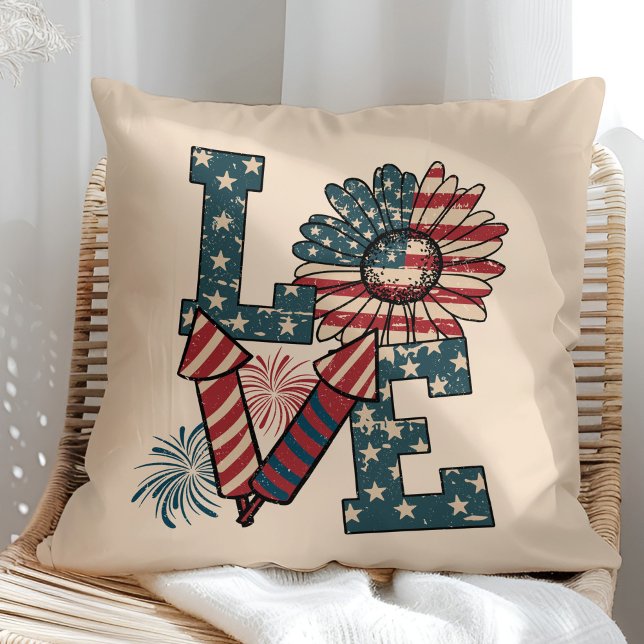 "KÄRLEK" Amerikanska Flagga-Dekorativ kudde ("LOVE" American Flag Independence Day Throw Pillow in a sunny rattan armchair.)