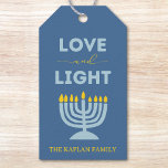 "Kärlek and Light" Menorah Personlig Hanukkah Presentetikett<br><div class="desc">Lägg till en meningsfull beröring till dina Hanukkah-presenter med de här eleganten "Kärlek och ljus"-märkrna! Dessa märkre har en lugnande blå bakgrund, en ljusstark menorabild och det upplyftande budskapet "Kärlek och ljus" är perfekt för helgdag, party favors eller festligt bedrägeri. Anpassade med din familj namn, de ger värme, glädje och...</div>