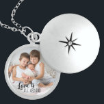 Kärlek är All Around Syskon Photo Gift för Mamma Berlockhalsband<br><div class="desc">Ett speciellt fotoskåp för mamma vid ett nyfödd bebis födelse, skrivet med "Kärlek finns överallt". Mallen är utformad så att du t.ex. kan lägga till ett eget foto av din familj eller bara syskon tillsammans. Om du har problem med placeringen kan du prova att beskära bild till en kvadrat innan...</div>