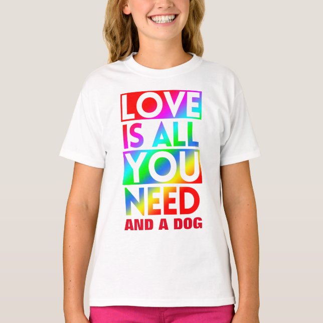 KÄRLEK ÄR ALLT DU BEHÖVER OCH EN HUND  T SHIRT (Framsida)