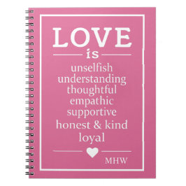 Kärlek är ... anpassningsbar monogram och färg bär anteckningsbok med spiral