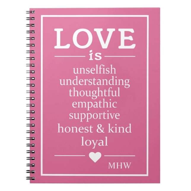 Kärlek är ... anpassningsbar monogram och färg bär anteckningsbok med spiral (Framsidan)