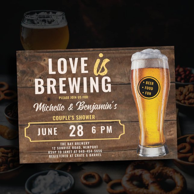 Kärlek är Brewing Beer Couples Coed Shower Wood Inbjudningar (love is brewing beer couples shower invitation brewery party rustic wood)