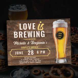 Kärlek är Brewing Beer Couples Coed Shower Wood Inbjudningar