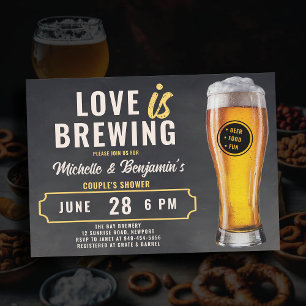 Kärlek är Brewing Beer Couples kodduschkalk Inbjudningar