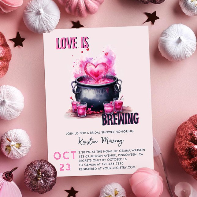 Kärlek är Brewing Cauldron of Potion Möhippa Inbjudningar (Love is Brewing Pink Halloween Bridal Shower Invitation by Darling & May)