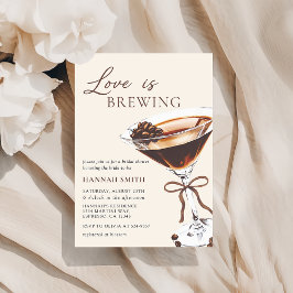Kärlek är Brewing Chic Martini Möhippa Inbjudningar