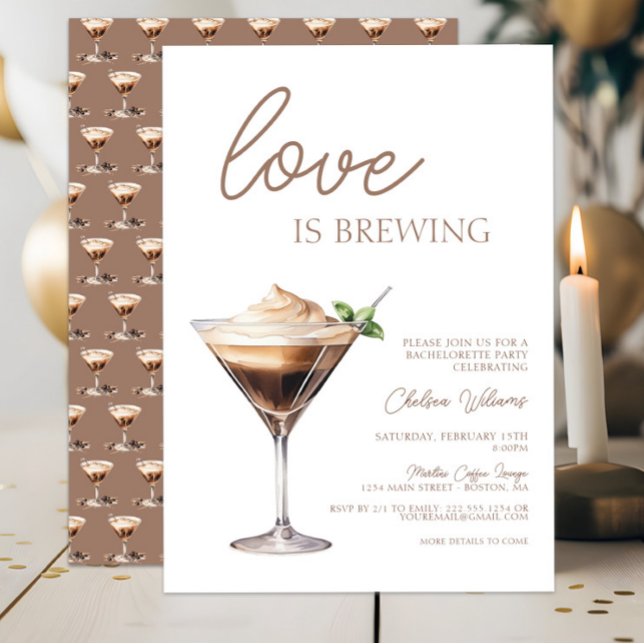 Kärlek är Brewing Espresso Martini Bachelorette Inbjudningar (Love is Brewing Espresso Martini Bachelorette Party Invitation, Bachelorette Weekend, Chic, Modern)