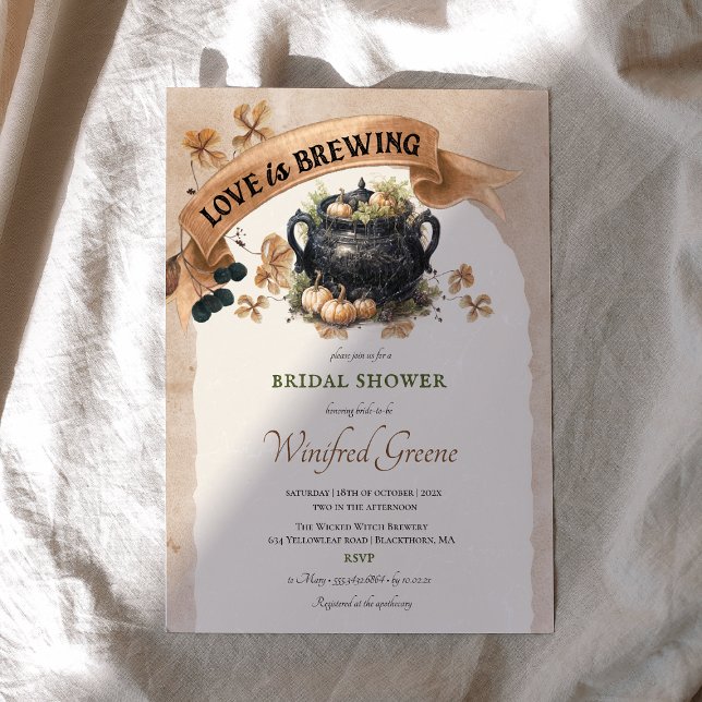 Kärlek är Brewing Halloween Möhippa Inbjudningar (Love is Brewing Halloween bridal shower invitation. Witch fall bridal shower, cottage core)