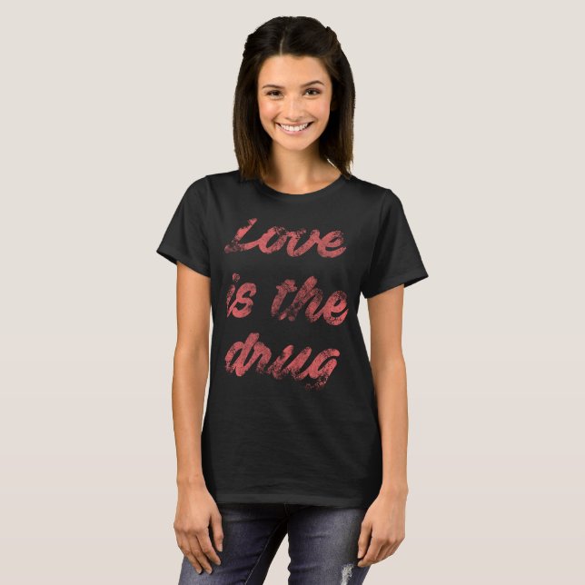 Kärlek är drogt-skjortan tee shirt (Hel framsida)
