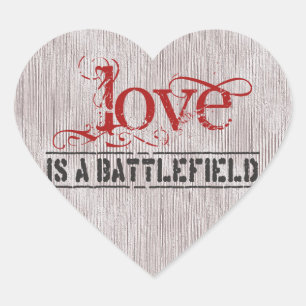 KÄRLEK ÄR EN BATTLEFIELD HJÄRTFORMAT KLISTERMÄRKE