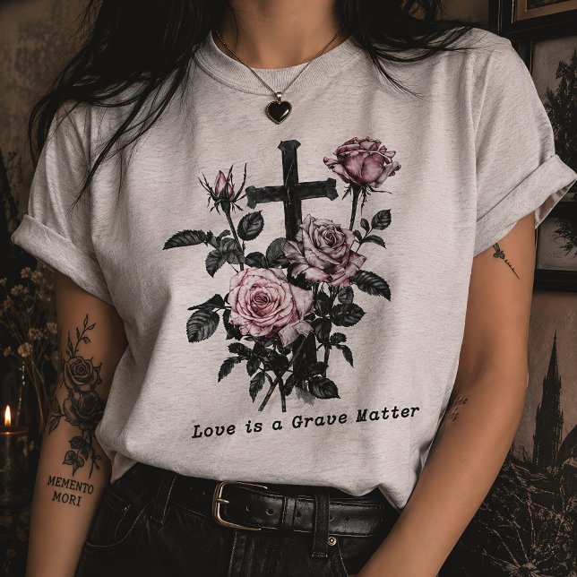 Kärlek är en grav sak Gotiska rosor & kors T Shirt (Skapare uppladdad)