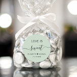 Kärlek är en Grönt för svep-bröllop Runt Klistermärke<br><div class="desc">Chicens grönt-dekal för dina bröllopsmottagningsfavoriter som innehåller "Kärlek is Sweet" i enkel modern typografi och ett skript för kalligrafi av eleganten,  ditt första namn gått med ihop av ett hjärta och ditt bröllop-datum.</div>