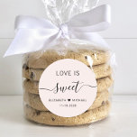 Kärlek är en Rosa-bröllopsförmån Runt Klistermärke<br><div class="desc">Ljust rosa klistermärke för dina bröllop-godis-favoriter med "kärlek är sött" i ren text och ett chic med svullnader,  ditt första namn gått med tillsammans med ett hjärta och din bröllop-dejt.</div>