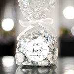 Kärlek är en svensk bröllopsförmån runt klistermärke<br><div class="desc">Vit chic-klistermärke för din bröllopsmottagning och godis-favoriter med "Kärlek Is Sweet" i enkel modern typografi och ett elegant-skript med dekor,  ditt första namn gått med ihop av ett hjärta och ditt bröllop-datum.</div>