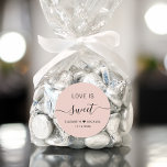 Kärlek är en svensk  Rosa bröllopsförmån Runt Klistermärke<br><div class="desc">Chicens  dekal för rosa för din bröllopsdesert och godisfavoriter med "Kärlek Is Sweet" i enkel modern typografi och ett elegant-kalligrafi-skript med dekorationer,  ditt första namn gått med tillsammans med ett hjärta och ditt bröllop-datum.</div>