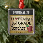 Kärlek är en tredje Klass-lärare | VINTAGE Julgransprydnad Metall<br><div class="desc">🥇 EN ORIGINAL COPYRIGHT ART DESIGN AV Donna Siegrist, ENDAST TILLGÄNGLIG PÅ ZAZZLE! En Vintage som har utmärkts till det tredje Klass-skollärarredot Juli för att du ska kunna anpassa dig. Byt klass till vilken klass som helst. NOTE: FÖRÄNDRA ENDAST MALLAREALERNA SOM BEHÖVS! 😀 Vid behov kan du ta bort en...</div>