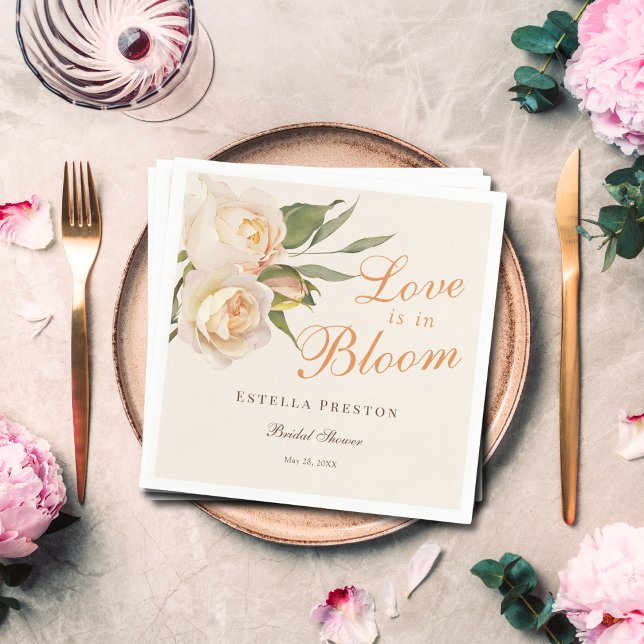 Kärlek är i blomning Vita rosor kräm Bröllopsdusch Pappersservett (Skapare uppladdad)