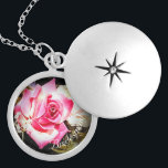Kärlek är i Bloom Bridesmaid Gift Berlockhalsband<br><div class="desc">Utformningen har en närbild av en rosa ros i fullt-blomma. Enklingsbild är anpassadet "Bridesmaid". Designad att samordna med "Kärlek finns i Bloom Bröllop Suite".</div>