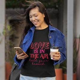 Kärlek är i luft, håll utandningen t shirt