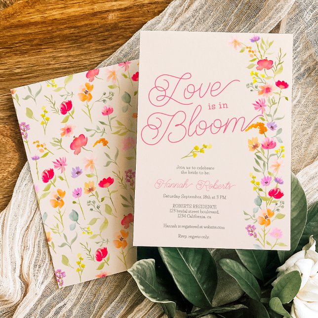 Kärlek är i möhippan blommigt av blommor inbjudningar (Love is in bloom wildflowers floral bridal shower invitation on beige)