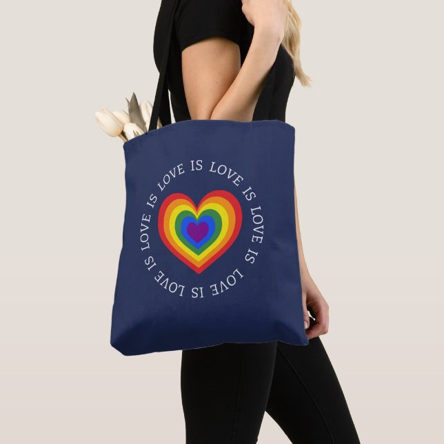 Kärlek är Kärlek Rainbow Heart HGBTQ Pride Navy Bl Tygkasse (Närbild)
