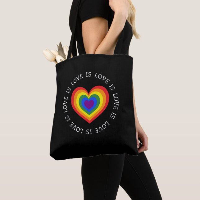 Kärlek är Kärlek Rainbow Heart LGBTQ Pride Black Tygkasse (Närbild)