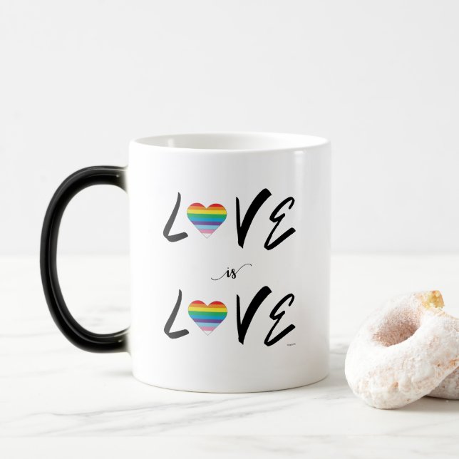 Kärlek är KÄRLEK Rainbow Heart Pride Flagga Magisk Mugg (Med munk)
