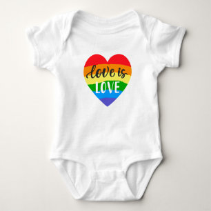 Kärlek är Kärlek Rainbow Heart T Shirt