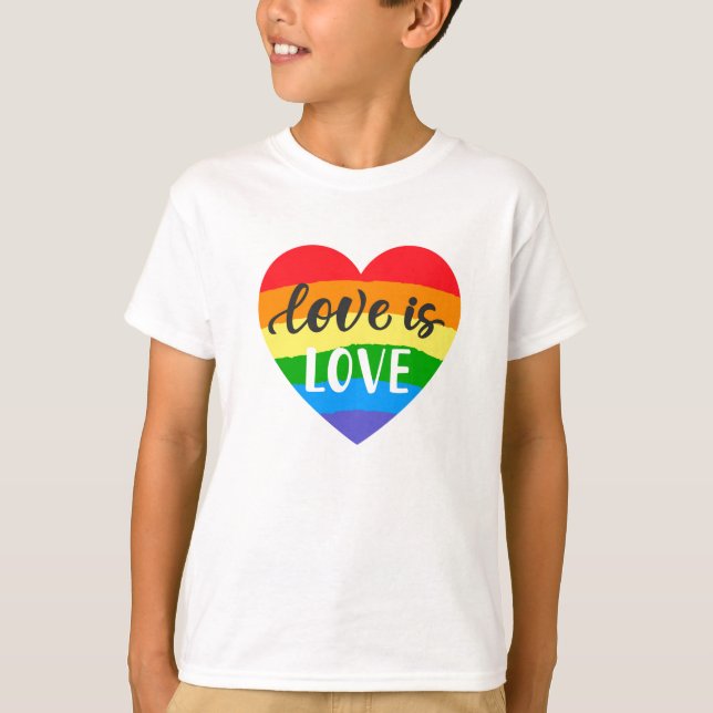 Kärlek är Kärlek Rainbow Heart T Shirt (Framsida)