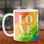 Kärlek är Kärlek Rainbow Pride Kaffemugg<br><div class="desc">Gay pride Mugg är dekorerat med KÄRLEK IS KÄRLEK i fetstil med vit typografi på en grundvattenfärg med rött,  orange,  gult,  grönt,  blått och lila. Ursprunglig vattenfärg © Michele Davies.</div>