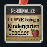 Kärlek är Kindergarten Lärare | VINTAGE Julgransprydnad Metall<br><div class="desc">Kindergarten School Teacher jultomte Ornament redo för dig att personalisera. ⭐ Produkten är 100 % Anpassade. Grafik och/eller text kan läggas till, tas bort, flyttat, storleksändras, bytas runt, roteras osv. 99 % av mina designar i min butik görs i lagrar. Det gör det enkelt för dig att ändra storlek på...</div>