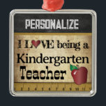 Kärlek är Kindergarten Lärare | VINTAGE Julgransprydnad Metall<br><div class="desc">Kindergarten School Teacher jultomte Ornament redo för dig att personalisera. ⭐ Produkten är 100 % Anpassade. Grafik och/eller text kan läggas till, tas bort, flyttat, storleksändras, bytas runt, roteras osv. 99 % av mina designar i min butik görs i lagrar. Det gör det enkelt för dig att ändra storlek på...</div>