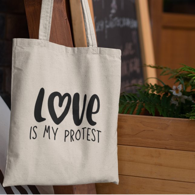 Kärlek är min protest Social rättvisa Enhet Aktivi Tygkasse (Get yours today and wear your heart on your bag!)