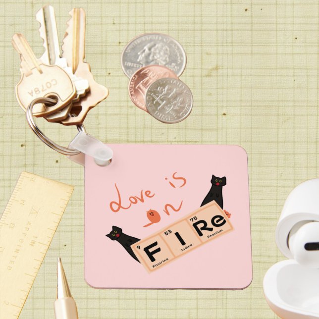 Kärlek är på brand | Rolig nyckelring (Skapare uppladdad)