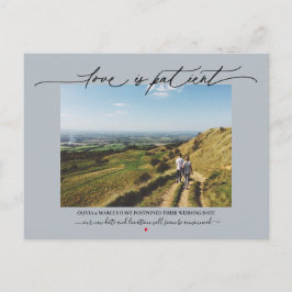 Kärlek är Patient Bröllop Postponement Dusty Blue Vykort