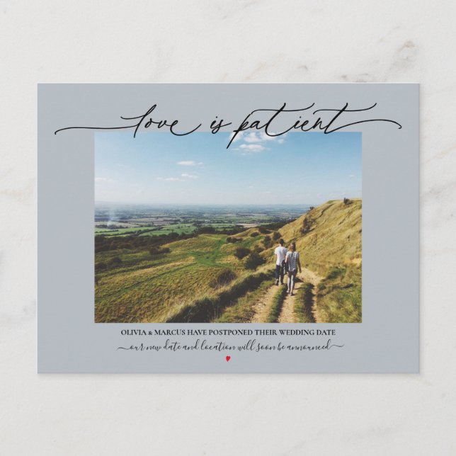 Kärlek är Patient Bröllop Postponement Dusty Blue Vykort (Framsida)