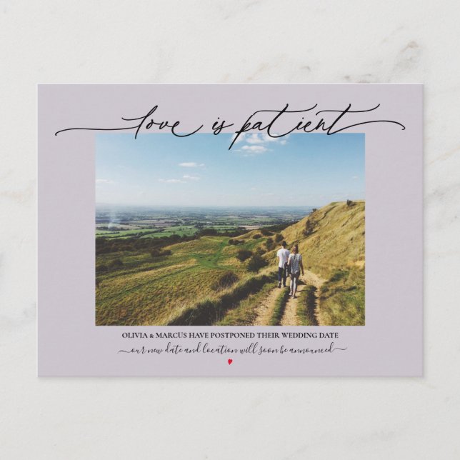 Kärlek är Patient Bröllop Postponement Dusty Plum Vykort (Framsida)