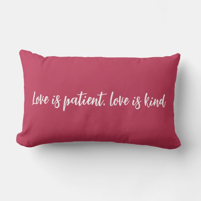 Kärlek är patient, kärlek är snäll magenta lumbarkudde (Framsida)