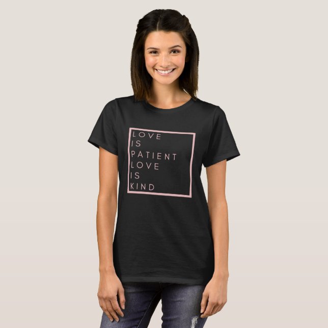 Kärlek är Patient. Kärlek är typ. T Shirt (Hel framsida)