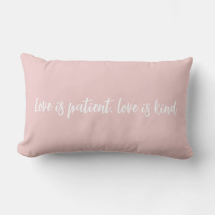 Kärlek är patient kärlek är vänlig rosa lumbarkudde