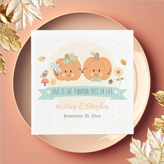 Kärlek är pumpa kryddan i livet Bröllopsfirande Pappersservett (Whimsical fall themed couples  bridal and wedding shower paper napkins with a cute pair of pumpkins.)