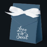 Kärlek är sött i marinblå och vit brölloppsdräkt presentaskar<br><div class="desc">Fantastiska bröllopspresentpåsar i marinblå färg som får din present att sticka ut. Varje påse är prydd med en romantisk 'Kärlek är sött' -inristning som ger en delikat charm och unik stil till din present. Gör din present ännu mer speciell med våra utsökta bröllopspresentpåsar.</div>