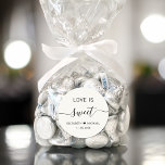 Kärlek är svensk Cream-bröllopsförmån Runt Klistermärke<br><div class="desc">Chic Ljusdekal för din bröllopsmottagningsdesert och godis med "Kärlek Is Sweet" i enkel modern typografi och ett skript med elegant med dekoration,  ditt första namn gått med ihop av ett hjärta och ditt bröllop-datum.</div>